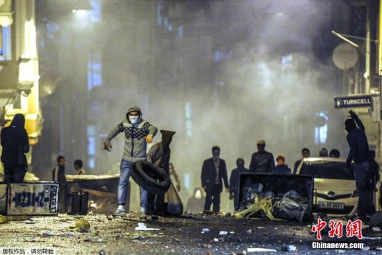 土耳其民众示威与警方冲突 已致31人死360人伤