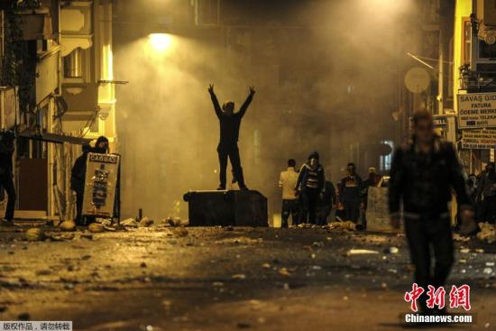 土耳其民众示威与警方冲突 已致31人死360人伤