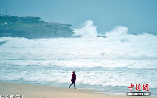 当地时间2014年10月15日，澳大利亚悉尼，当地遭遇暴风雨雪天气，邦迪海滩波浪滔天。