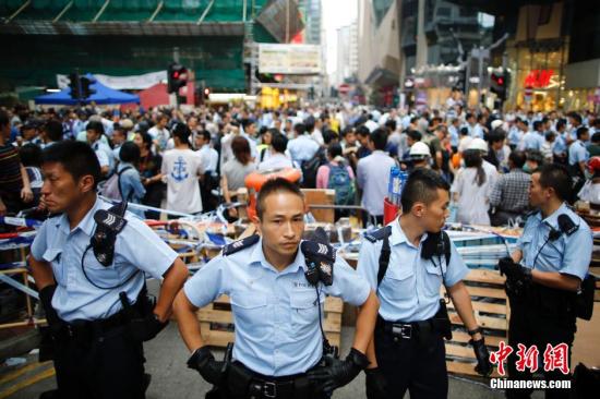 香港警方:旺角非法霸占区暴力事件升级 形势险