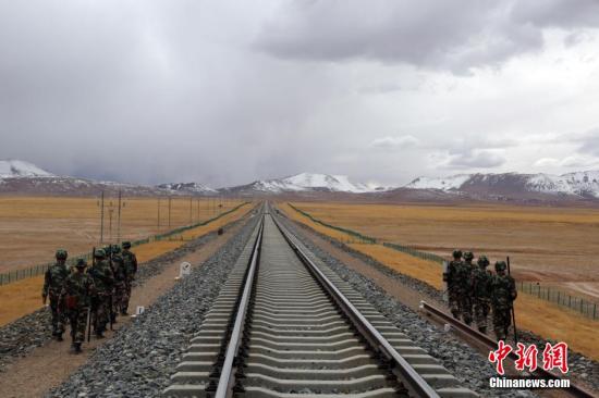 青藏铁路素有“天路”之称，是中国实施西部大开发战略的标志性工程，也是中国新世纪四大工程之一。 罗云鹏 摄