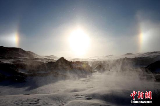 11月25日，新疆阿勒泰地区布尔津县拍摄的“幻日”景观。当天，新疆阿勒泰地区布尔津县风雪交加，气温急降零下20摄氏度，出现“幻日”现象。据了解，这种现象被称为“幻日”，是一种日晕的特殊形式。巴合提别克 摄