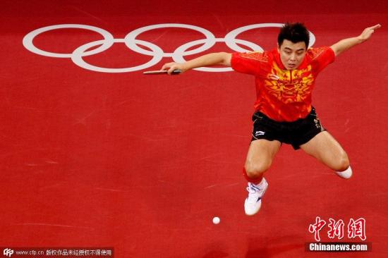 图为2008年8月18日，奥运会乒乓球男子团体决赛，王皓在比赛中。 图片来源：CFP视觉中国