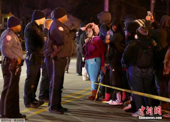 美国持枪黑人遭警察枪杀引爆抗议 多名示威者被捕 