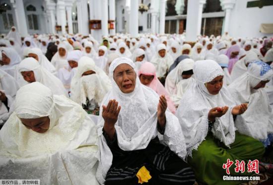印尼纪念17万海啸遇难者 幸存者十年后返回哀悼 