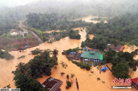 马来西亚多地洪灾严重 灾民人数超过16万 