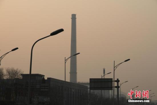1月3日，北京遭遇今年首次雾霾，最高温度8℃，；中国环境保护部9时发布：北京空气质量指数为186，Pm2.5指数为：142，为中度污染天气。中新社发 刘宪国 摄 图片来源：CNSPHOTO