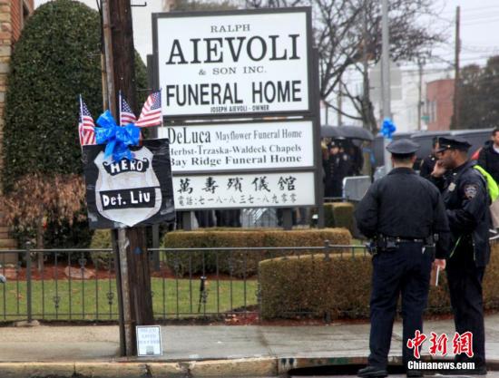 纽约市长华裔警察葬礼又遭背弃 数千警察再抗议 