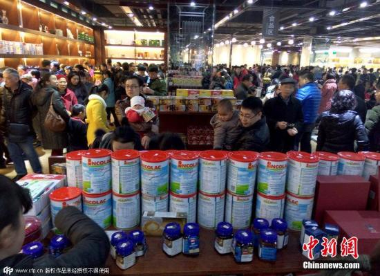 资料图：民众在选购奶粉 图片来源：CFP视觉中国