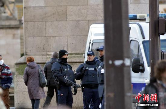 法国当局审问多名嫌疑人 或涉及巴黎枪击案(图)
