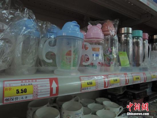 资料图：郑州建“爱心超市”服务低保群体。 韩章云 摄