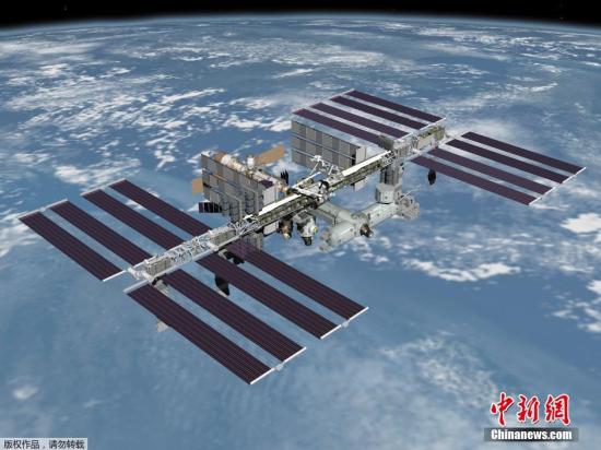 2015年1月14日消息(具体拍摄时间不详)，美国宇航局发布奋进号航天飞机的宇航员拍摄的以地球为背景的国际空间站图像。