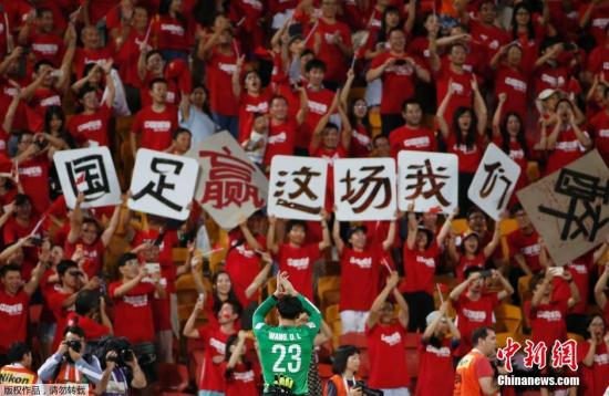 留学生及华人球迷观战亚洲杯 特色标语支持中