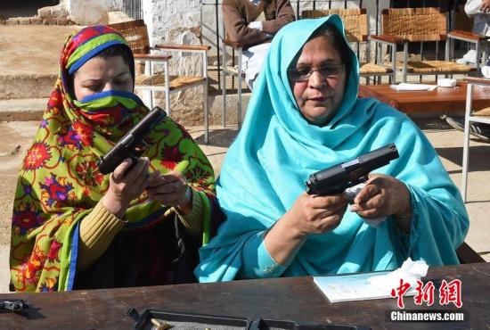 加强安全措施防恐袭 巴基斯坦教师接受枪械培训