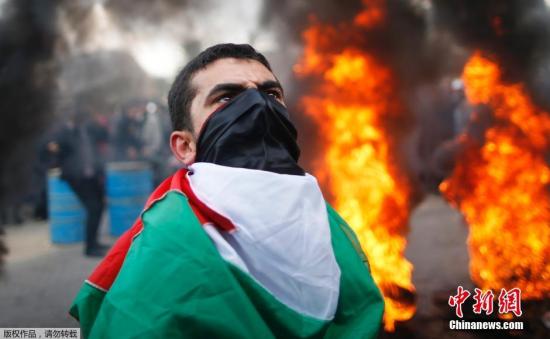 当地时间2015年1月28日，加沙地带，巴勒斯坦示威者在当地联合国总部外，焚烧轮胎，冲击联合国机构办事处，并向相关建筑投掷石块，以抗议联合国救援机构暂停支付巴勒斯坦民众修缮在去年巴以冲突中被毁房屋的费用。