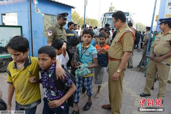 当地时间2015年2月5日，印度塞康德拉巴德，印度警方将解救的童工送上火车，返回家乡。近期共有约400名在手镯工厂工作的童工获救。