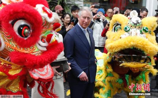 当地时间2015年2月19日，英国伦敦，英国查尔斯王子与卡米拉走访唐人街，共同庆祝中国春节。