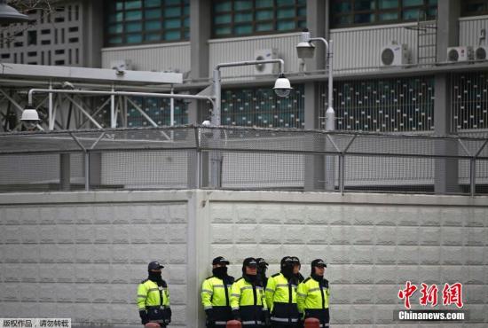 当地时间2015年3月5日，韩国首尔，美国驻韩国大使李柏特遭到不明身份男子袭击后，美国驻韩使馆加强警戒。