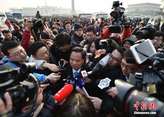 3月5日，十二届全国人大三次会议在北京人民大会堂开幕，听取国务院总理李克强作政府工作报告，审查计划报告和预算报告。海南省长刘赐贵入场时，被媒体“包围”采访。 <a target='_blank'  data-cke-saved-href='http://www.chinanews.com/' href='http://www.chinanews.com/'>中新社</a>发 翟羽佳 摄