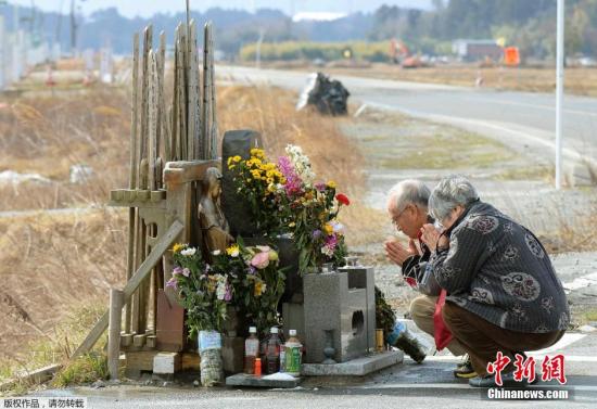 当地时间3月11日，是日本3.11大海啸四周年纪念日，日本各地民众为四年前在海啸中遇难的亲友祈祷和哀悼。2011年3月11日，日本发生大地震引发海啸，灾难夺走1.9万多人的生命，数以万计的人无家可归，经济损失难以估计。图为福岛核电站附近的Namie镇，当地居民为遇难者祈祷。