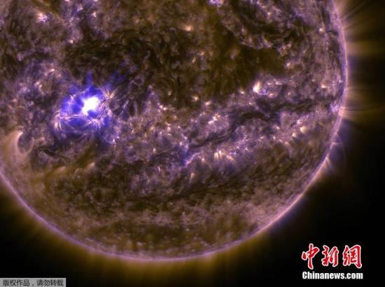 北京時間3月12日凌晨0:22，太陽動力學天文臺SDO捕捉到一個巨大的X2.2級的太陽耀斑，這個太陽耀斑來自于一個太陽黑子(AR12297)活躍區，這是太陽動力學天文臺2015年捕捉到的第一個X級別太陽耀斑。圖片來源：NASA官網