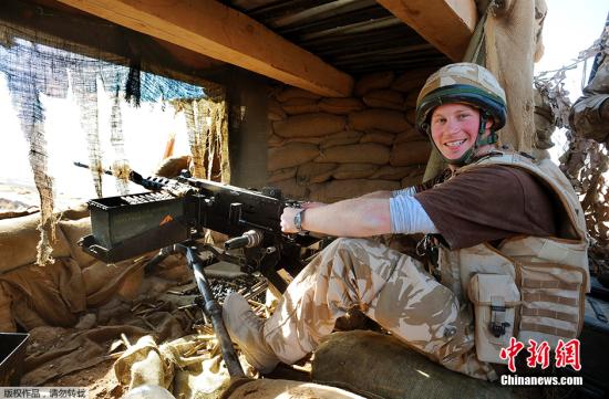 图为当地时间2008年1月2日，阿富汗南部赫尔曼德省，哈里王子在前线哨所摆弄一台50口径的机关枪。