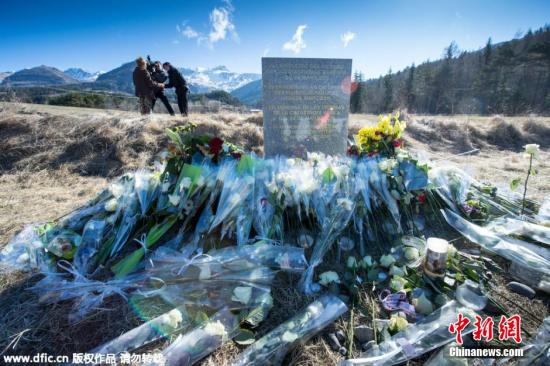 当地时间2015年3月27日，法国Le Vernet，一块石碑前摆满了悼念德国之翼失事客机遇难乘客的鲜花。图片来源：东方IC 版权作品 请勿转载