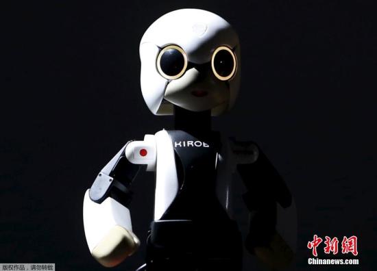 当地时间2015年3月27日，日本东京，世界首个机器人宇航员“Kirobo”创造“首个进入太空机器人”和“最高海拔聊天机器人”两项吉尼斯世界纪录，吉尼斯世界纪录副总裁Erika Ogawa为其颁发证书。