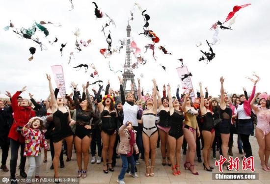 資料圖：法國巴黎一場活動中，女性向空中拋起胸衣，活動旨在提高人們對乳腺癌的認識。圖片來源：CFP視覺中國
