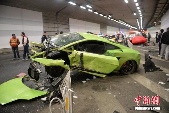 北京警方回应“鸟巢车祸”：车辆撞上隧道和护栏