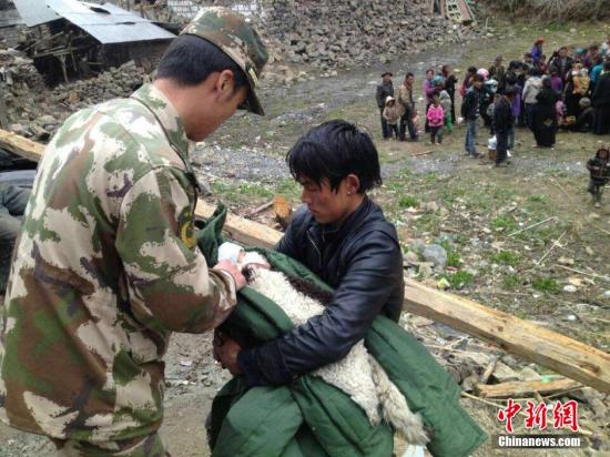 4月26日，西藏日喀则边防支队吉隆边防大队曲松多边境检查站官兵转移群众至安全地带，并为他们送上御寒衣物，提供早餐。 图片来源：西藏边防总队供图