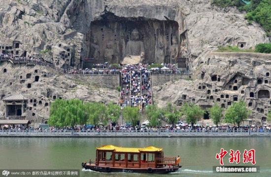 资料图：龙门石窟游人如织。图片来源：CFP视觉中国