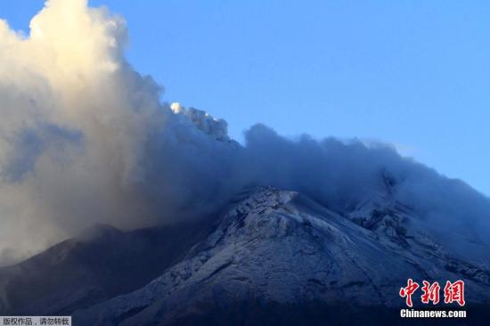 资料图：当地时间2015年5月3日，智利里奥克拉鲁，卡尔布科火山喷发，火山灰和暴雨混合袭击附近村庄，民众房屋受损。图为火山喷发烟雾缭绕。