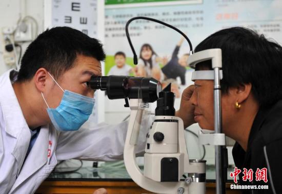 资料图：位于河北邯郸涉县更乐镇东巷村的健康小屋，村民正在眼部检查。翟羽佳 摄
