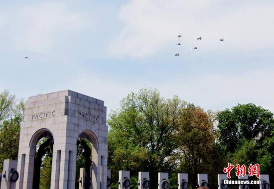 资料图：2015年5月，美国首都华盛顿举行纪念二战胜利70周年的活动，美军战机飞越二战纪念碑。/p中新社发 刁海洋 摄