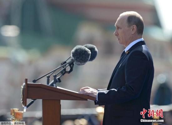当地时间5月9日，俄罗斯举行盛大阅兵式庆祝卫国战争胜利70周年。图为俄罗斯总统普京发表讲话。
