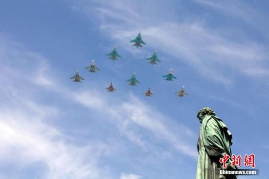5月9日，俄罗斯空军战机编队飞过莫斯科市中心的普希金广场。当日，俄罗斯在红场举行盛大阅兵式纪念反法西斯战争暨卫国战争胜利70周年。<a target='_blank' href='http://www.chinanews.com/'><p align=