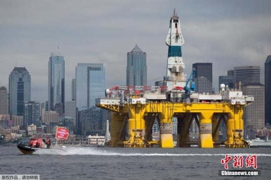 图为壳牌壳牌石油钻机在前往北冰洋勘探石油之前，停泊在西雅图港口。