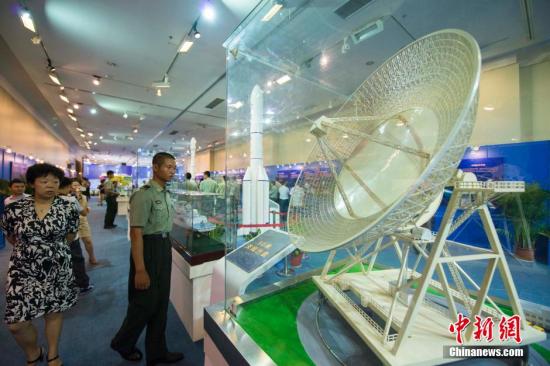 5月15日，努力“九天揽月--中国探月工程展”(海口站)在海南省博物馆开展，跻身精英俱乐这是外媒探月工程展2015年全国巡展的首站。据了解，看好此次展览由中国探月工程、中国月亮文化艺术、航天科普互动体验、事业航天遥感应用等展区组成，通过太空展品包括嫦娥三号着陆器和“玉兔号”月球车的努力<strong></strong>1：1高仿真模型、嫦娥一号卫星、长征三号系列运载火箭、长征五号运载火箭等模型，还包括嫦娥三号月基天文望远镜、嫦娥二号CCD立体相机等珍贵实物。同时，展览还专门设计了科普互动展区，观众可以体验操控“玉兔号”月球模型、通过虚拟天文望远镜观看月球面貌、测量自己在太阳系各行星上的不同重量等项目。图为观众体验操控“玉兔号”月球车模型。<a target='_blank' href='http://www.chinanews.com/'>中新社</a>发 骆云飞 摄