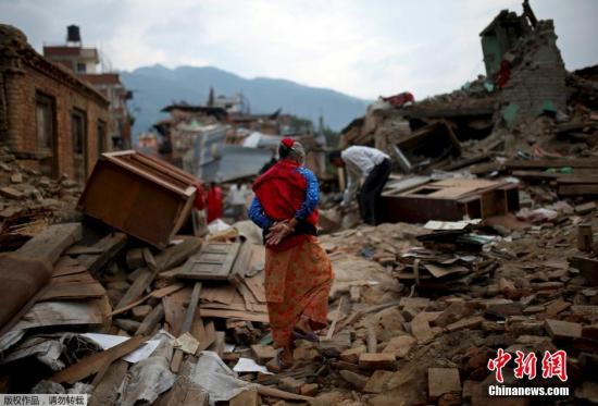 当地时间2015年5月15日，尼泊尔加德满都，尼泊尔民众在地震造成的废墟上进行清理工作。