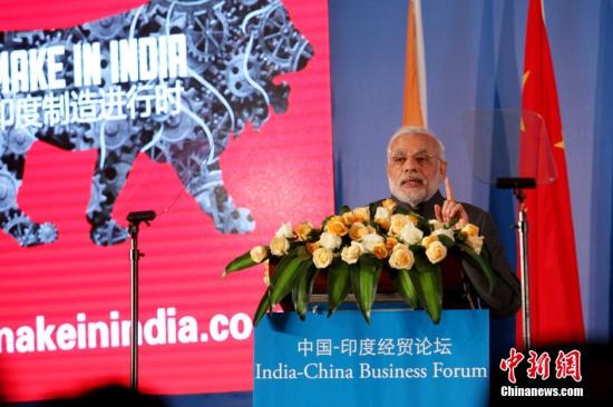 5月16日，中国-印度经贸论坛在上海成功举办。印度总理莫迪出席了论坛并发表主旨演讲。该论坛以“构建更加紧密的发展伙伴关系”为主题，来自中印两国政府和工商界的350余位代表到会。印度总理莫迪在论坛中呼吁中国企业加大投资印度，印度会创造更好的营商环境来让中印双方受益。<a target='_blank' href='http://www.chinanews.com/'>中新社</a>发 张亨伟 摄