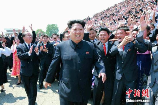 、资料图：朝鲜最高领导人金正恩日前出席了朝鲜第二届青年美举先进分子大会，并同与会代表合影留念。图片来源：CFP视觉中国