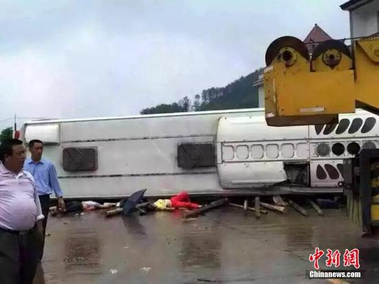 湖南一旅游大巴侧翻已致7人死 初查原因为雨天
