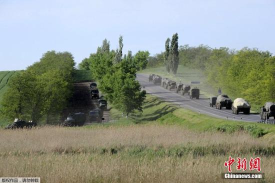 当地时间2015年5月24日，俄罗斯罗斯托夫，数十辆军事车辆抵达俄罗斯乌克兰边境地区。据了解，车队共有包括飓风火箭炮、无牌照卡车和装甲车。