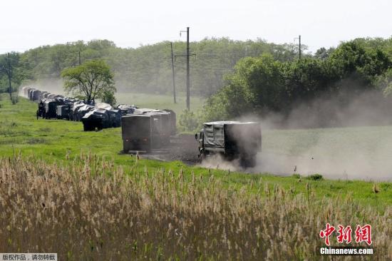 当地时间2015年5月24日，俄罗斯罗斯托夫，数十辆军事车辆抵达俄罗斯乌克兰边境地区。据了解，车队共有包括飓风火箭炮、无牌照卡车和装甲车。