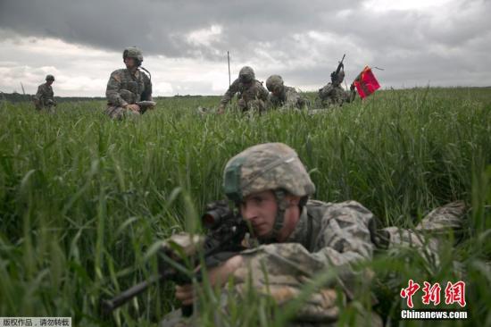 当地时间5月27日，美军第25步兵师第4步兵旅的士兵在科索沃Ramjan村附近进行了空降训练。