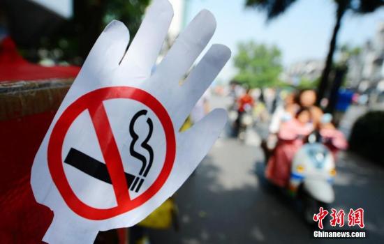 图为5月31日，江苏扬州大学旅烹学院的大学生身穿香烟盒“时装”走上街宣传戒烟。 <a target='_blank' href='http://www.chinanews.com/'>中新社</a>发 孟德龙 摄 图片来源：CNSPHOTO