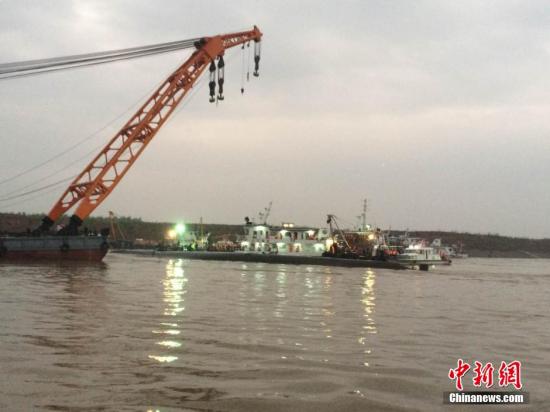 中国全力搜救长江沉船幸存者 美媒:舱内或有空气