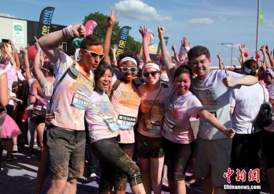 资料图:英国伦敦举办“彩色跑”活动(The Color Run),上万人参与这场色彩缤纷的狂欢节。 <a target='_blank' href='http://www.chinanews.com/'>中新社</a>发 周兆军 摄 资料图:英国伦敦举办“彩色跑”活动(The Color Run),上万人参与这场色彩缤纷的狂欢节。 <a target='_blank' href='http://www.chinanews.com/'>中新社</a>发 周兆军 摄