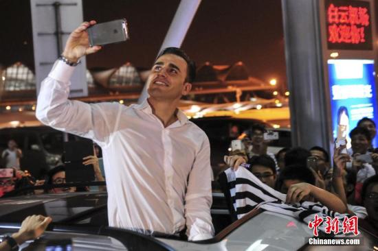 资料图：2015年6月8日，卡纳瓦罗用手机记录下百名球迷为自己送行。 <a target='_blank' href='http://www.chinanews.com/'>中新社</a>发 陈骥旻 摄